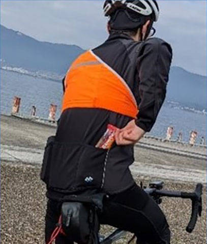 荷物を取り出しやすいワンショルダー&ショート丈デザイン