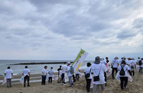 一斉にゴミ拾いスタート