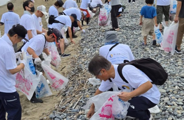 一心不乱にゴミを収集